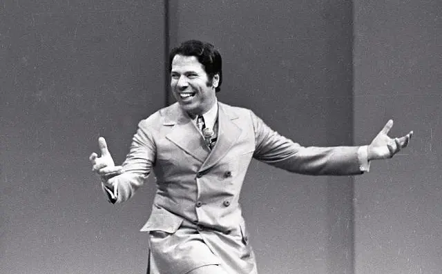 Silvio Santos em ação como apresentador de TV — ainda nos tempos de imagens em preto e branco