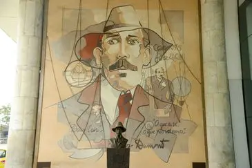 Busto e painel de Santos Dumont, no aeroporto que leva seu nome, no Rio