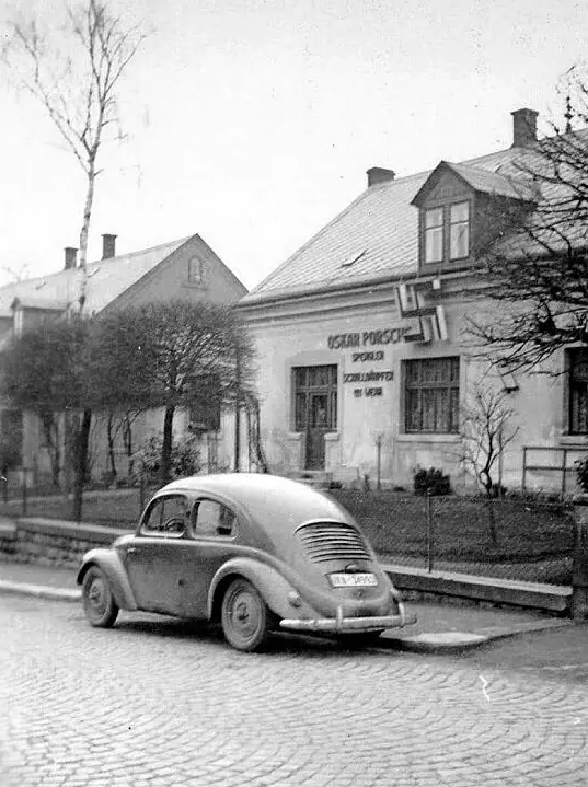 Um protótipo do Fusca, em frente à casa de nascimento de Ferdinand Porsche | Foto: Reprodução/Wikimedia