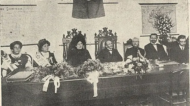 O presidente Hermes da Fonseca e a primeira-dama Orsina da Fonseca (ao centro da imagem), presentes à sede do Partido Republicano Feminino. Ao lado de Orsina, a presidente do partido, professora Leolinda Daltro - 24/6/1911 | Foto: Reprodução/Wikimedia Commons