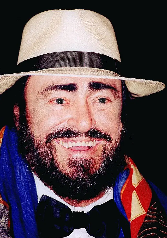 Nascido em 12 de outubro de 1935 na mesma cidade, Luciano Pavarotti é amplamente reconhecido por ter tornado a ópera mais acessível ao grande público - 2/10/2010 | Foto: John Mathew Smith/Wikimedia Commons