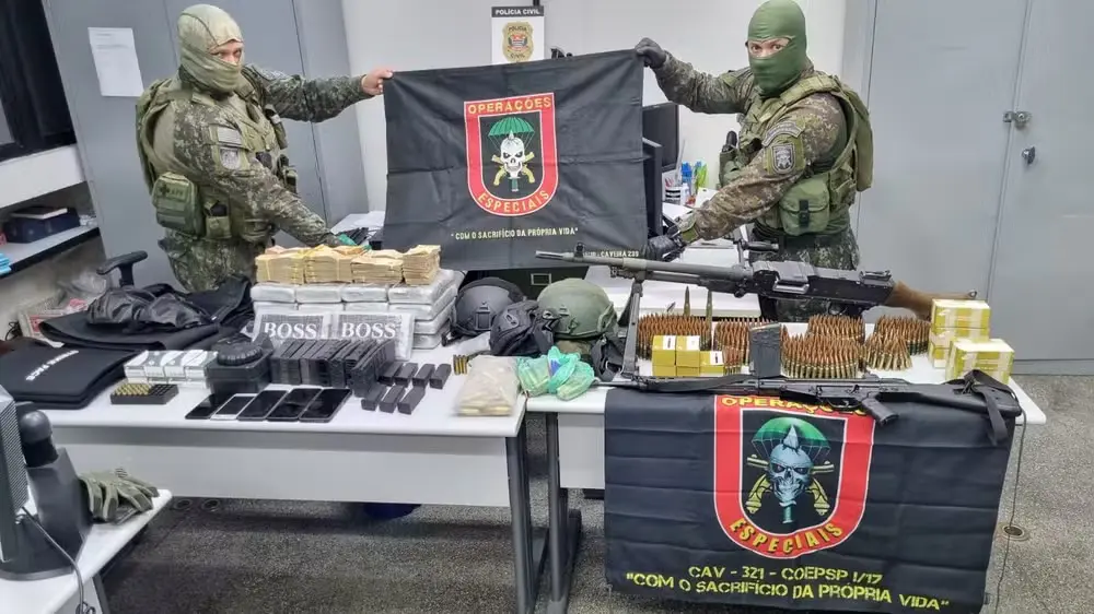 Unidade de Operações Especiais da Polícia Militar mostra arsenal de armas apreendido com membros do PCC | Foto: Divulgação/PMSP