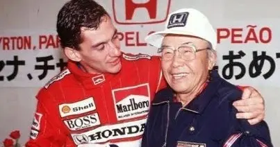 Ayrton Senna ao lado Soichiro Honda: um dos títulos do piloto brasileiro na F1 foi pilotando um carro com motor da marca japonesa | Foto: Divulgação/Museu Honda