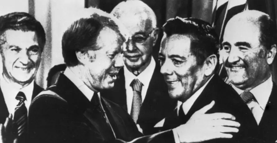 O então presidente dos EUA Jimmy Carter e o líder panamenho general Omar Torrijos se abraçam depois da assinatura do Tratado do Canal do Panamá, em 1977 | Foto: Reprodução/Wikimedia Commons