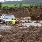 O rompimento da barragem de rejeitos da mineradora Samarco, cujos donos são a Vale a anglo-australiana BHP, causou uma enxurrada de lama que inundou várias casas no distrito de Bento Rodrigues, em Mariana, na Região Central de Minas Gerais | Foto: Rogério Alves/TV Senado