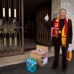 Torcedor da Roma com a cesta básica distribuída pelo clube