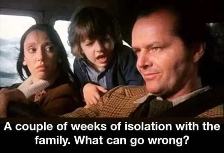 Cena do filme O Iluminado, de Stanley Kubrick: Algumas semanas isolado com a família. O que pode dar errado?