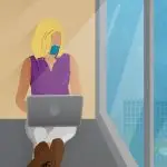 Mulher sentada mexendo no computador usando uma máscara médica