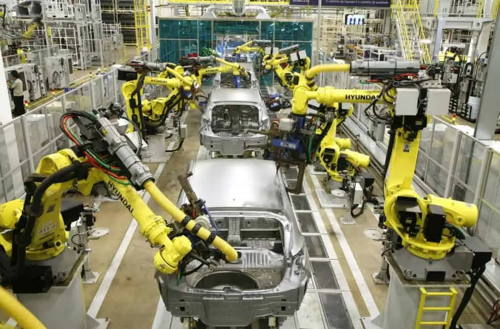 Imagem mostra uma fábrica produzindo carros leves