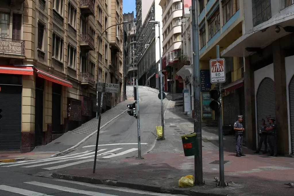 Comércio fechado na rua 25 de Março durante a quarentena