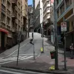 Comércio fechado na rua 25 de Março durante a quarentena