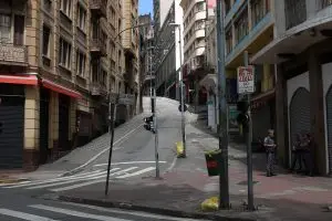 Comércio fechado na rua 25 de Março durante a quarentena