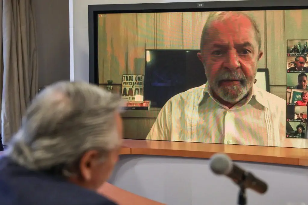 Alberto Fernández conversando com Lula