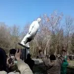 Estátua de Lenin sendo derrubada na Ucrânia