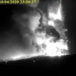 Imagens da erupção do Anak Krakatoa