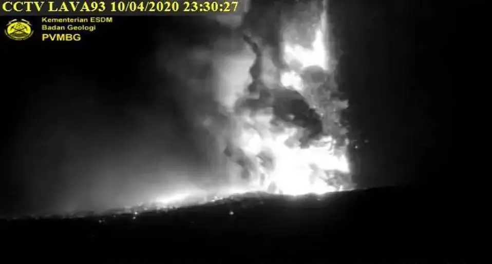 Imagens da erupção do Anak Krakatoa