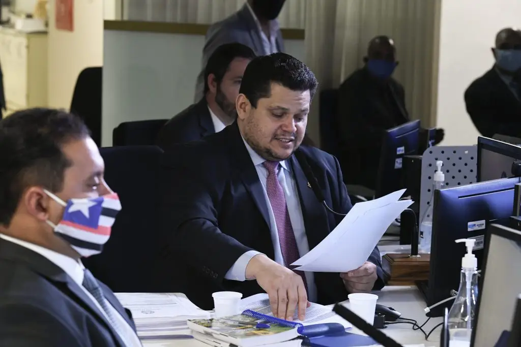 Alcolumbre devolve MP