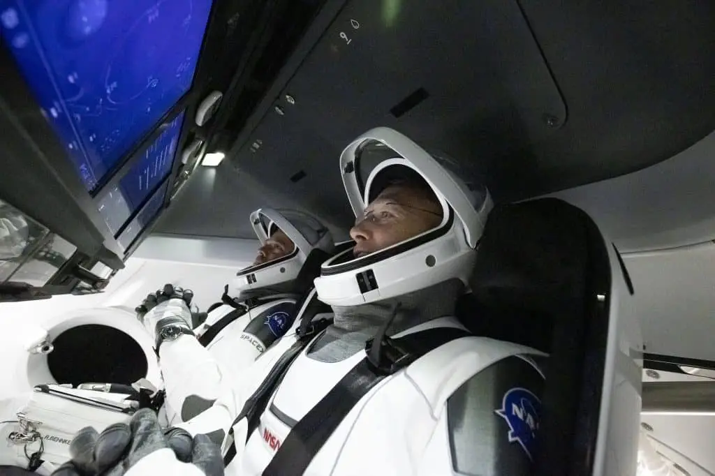 SpaceX - tripulada - astronautas - espaço