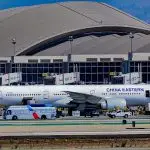Avião de bandeira chinesa no aeroporto de Losa Angeles