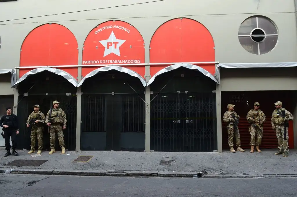 Diretório Nacional do PT, no centro de São Paulo, sofrendo buscas da PF em 2016