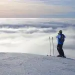 Um homem esquiando nas montanhas da Eslovênia