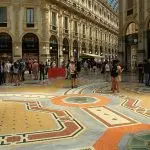 Interior da Galeria Vittorio Emanuel II, tradicional centro de compras de Milão