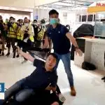 Policial jogando spray de pimenta em jornalistas