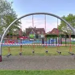 Brinquedo fechado em uma praça na Inglaterra. Caso alguém tente usá-lo é multado