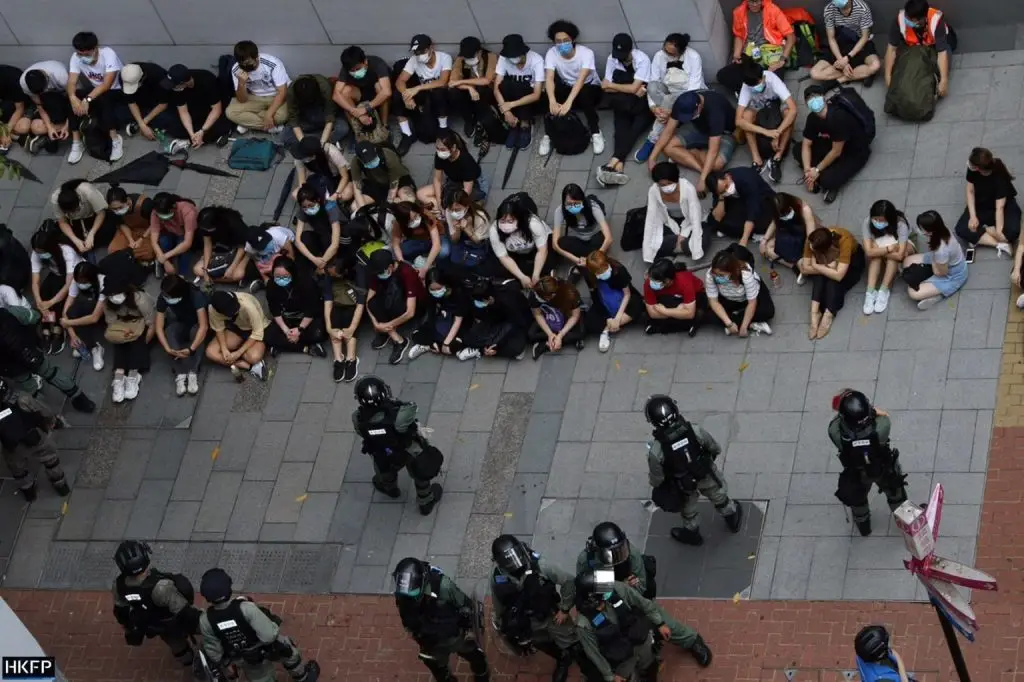 Manifestantes detidos em Hong Kong