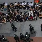 Manifestantes detidos em Hong Kong