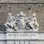 Escultura na entrada dos Museus do Vaticano