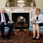 Nicola Sturgeon com o primeiro-ministro do Reino Unido, Boris Johnson
