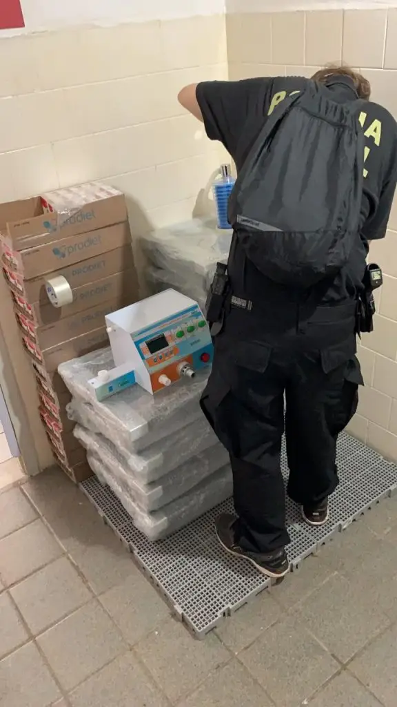 Agentes da PF com os respiradores encontrados na "Operação Apneia"