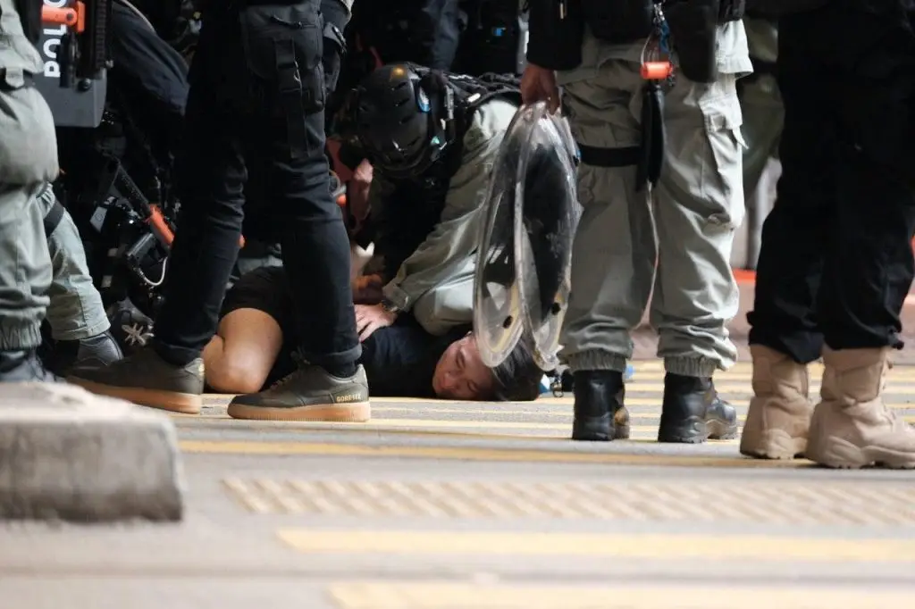 Manifestante sendo detido pela polícia em Hong Kong