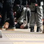 Manifestante sendo detido pela polícia em Hong Kong