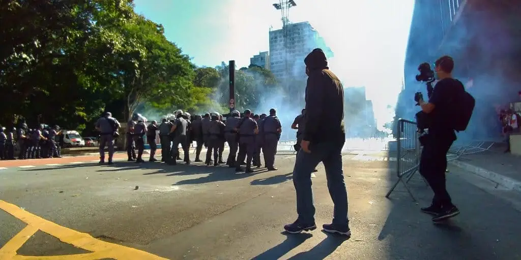 Esquerda - protesto - confronto - polícia