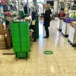 Supermercado na Suécia com adesivos para garantir o distanciamento social