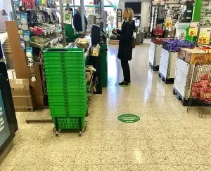 Supermercado na Suécia com adesivos para garantir o distanciamento social