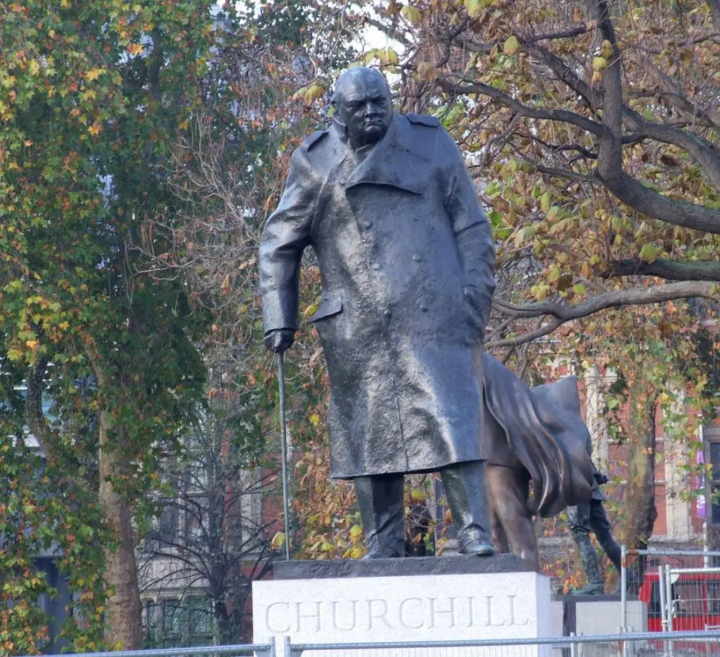 Johnson - estátua - Churchill - risco