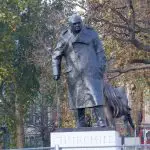 Johnson - estátua - Churchill - risco