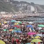 multidão, praia, inglaterra, verão, reabertura