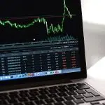 real valorizado e ações em alta