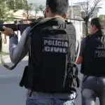 Agentes da Polícia Civil deflagram operação para desmantelar milícia no Rio de Janeiro | Foto: Reprodução/Agência Brasil