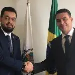 o novo governador do rio de janeiro cláudio castro e o senador flávio bolsonaro