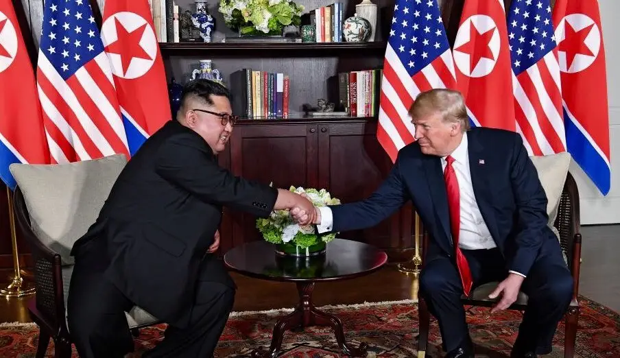 O Presidente Trump e o Presidente Kim Jong-un em encontro em Singapura. Foto White House