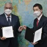 Na terça-feira 27, os governos brasileiro e japonês celebraram um acordo de colaboração no desenvolvimento de tecnologias da agricultura de precisão e digital. Os dois países concordaram em estabelecer o "Projeto de Desenvolvimento Colaborativo da Agricultura de Precisão e Digital para o Fortalecimento do Ecossistema de Inovação e a Sustentabilidade do Agro Brasileiro”, com pilares na inovação e na sustentabilidade no agronegócio do Brasil. O documento foi assinado pelo secretário de Inovação, Desenvolvimento Rural e Irrigação do Ministério da Agricultura, Pecuária e Abastecimento, Fernando Camargo, e por Masayuki Eguchi, chefe no Brasil da Agência de Cooperação Internacional do Japão (JICA) — a organização japonesa atua em solo brasileiro há 62 anos. “Brasil e Japão são parceiros de longa data", disse Camargo, "O trabalho conjunto permitiu que o Brasil se tornasse o líder da agricultura tropical mundial e, hoje, avançamos na agricultura do século XXI, que tem como missão preservar produzindo”.