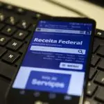 celular mostrando site da Receita Federal