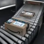 Caixas da Amazon em esteira
