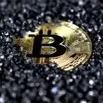 A probabilidade de o Bitcoin, uma criptomoeda, ter uma valorização significativa o suficiente para fazer você mudar de patamar financeiro, é cada vez menor, segundo a Empiricus | Foto: Reprodução/Unsplash