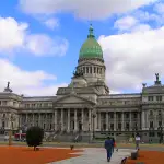 Milei evitou que dois terços dos deputados votassem pela anulação de seu veto a uma lei que alterava aposentadorias e pensões